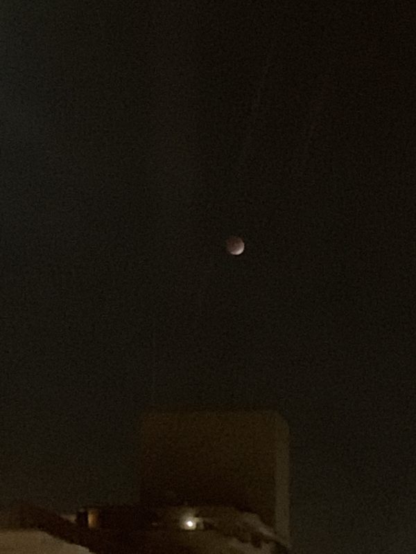 神秘的な赤い月